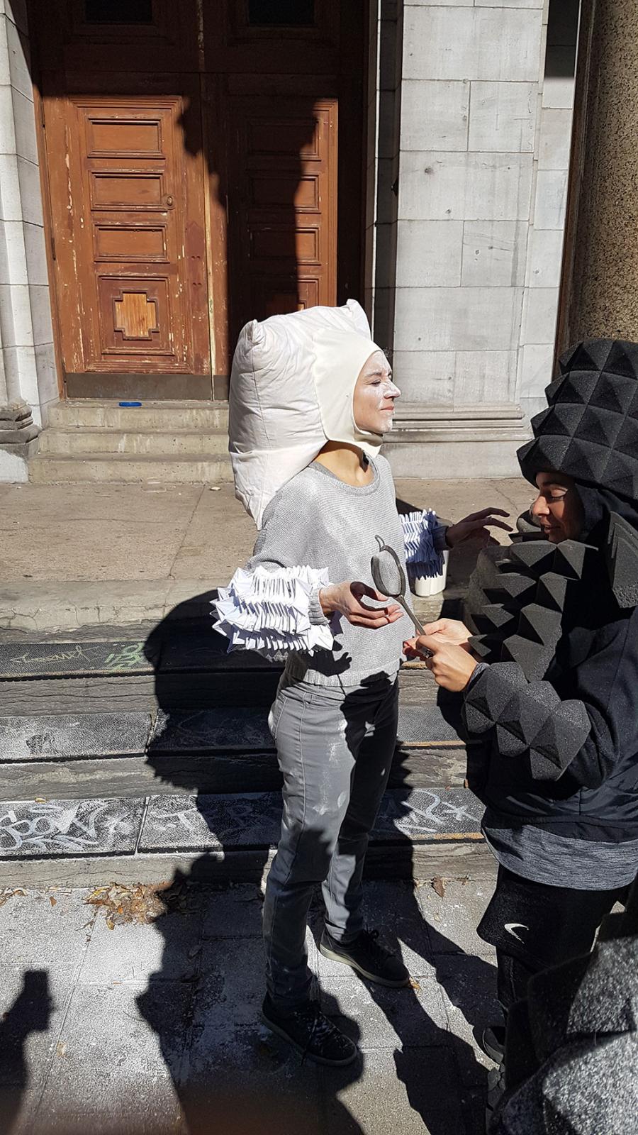 Rêveuse au balai entourée de sa conscience excentrique.